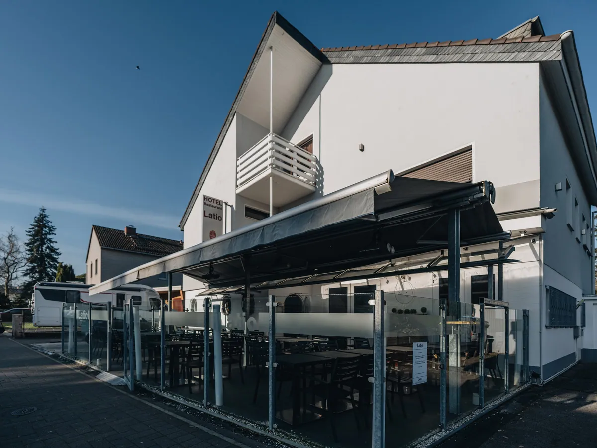Hotel Latio von aussen bei Sonnenschein