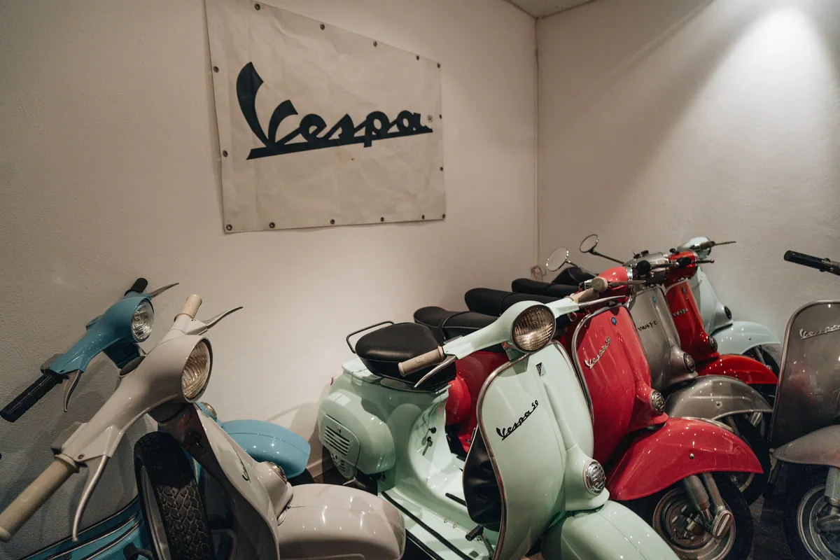 Vespa Fahne ueber der Sammlung