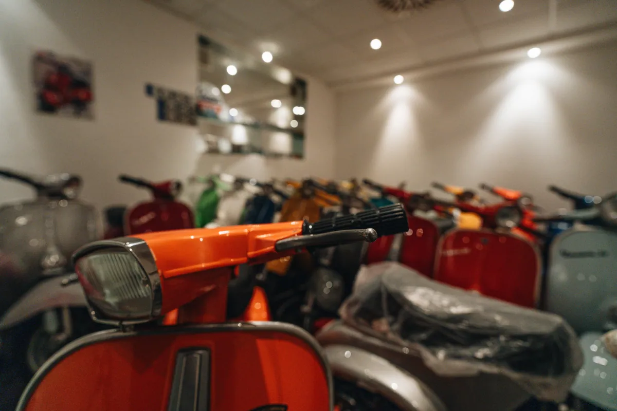 Orangefarbene Vespa im Showroom