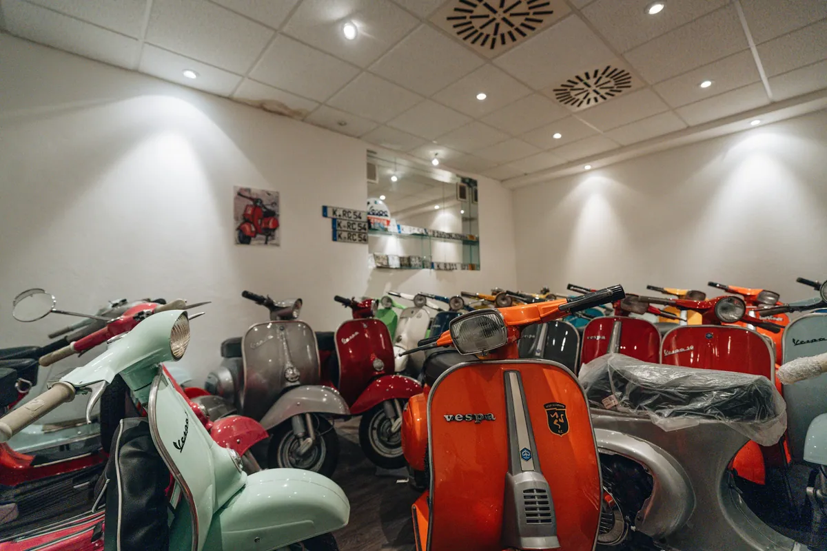 Heller Showroom mit Vespa Sammlung
