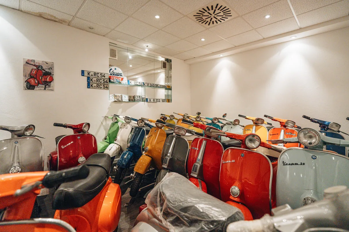 Der Showroom mit dicht gestellten Vespa Modellen
