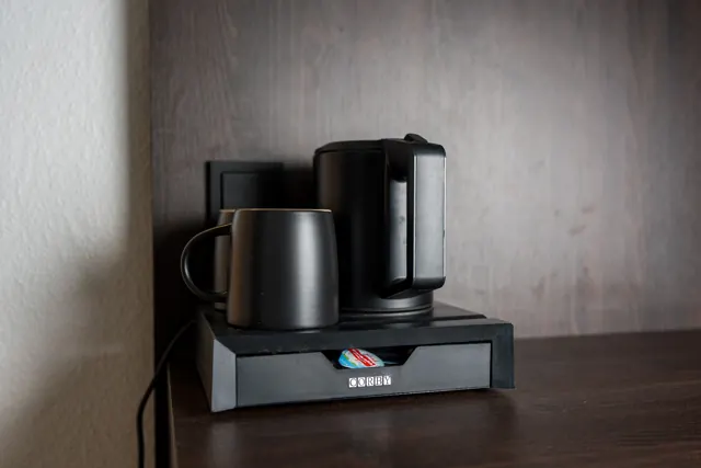 Wasserkocher mit Tee und Kaffee im Zimmer