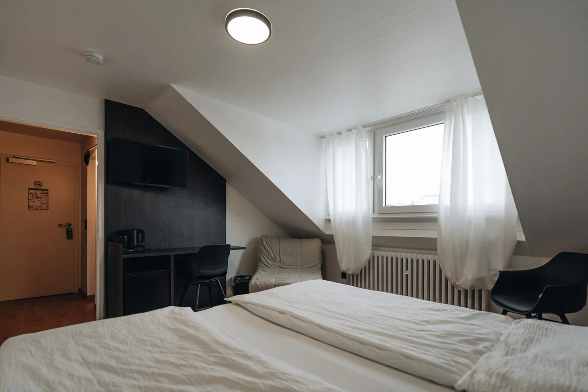 Dachzimmer mit Schreibtisch unter der Schraege