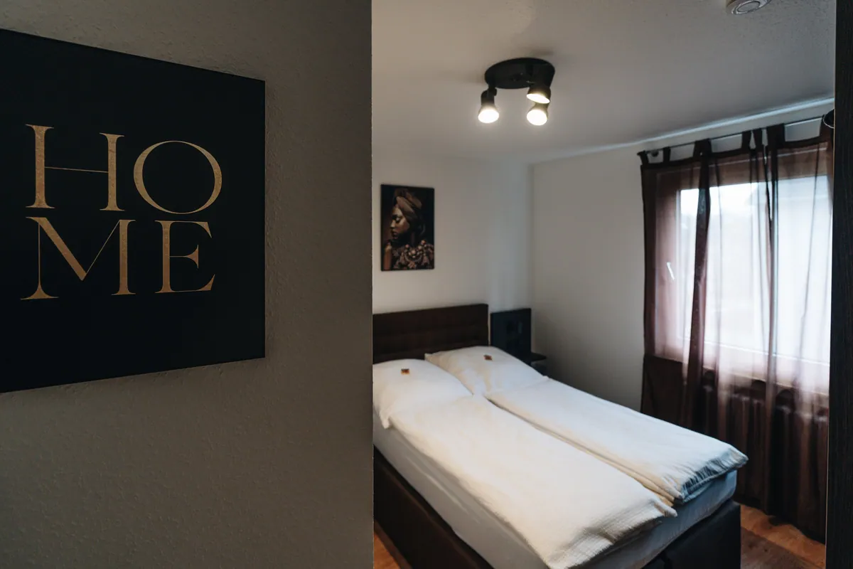 Hotelzimmer mit Doppelbett und Wandbild